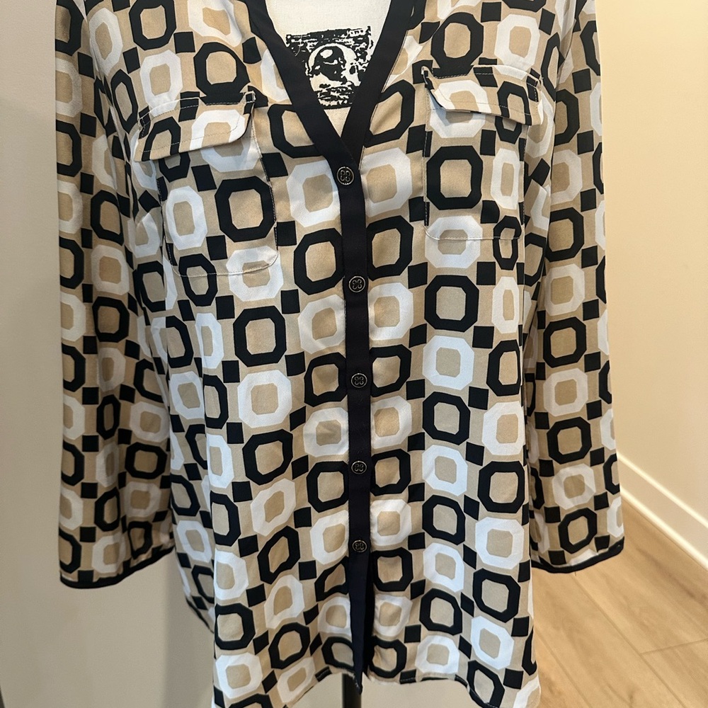 🩵New York & Company Black and Cream Patterned Button-Down Shirt - Picture 4 of 9